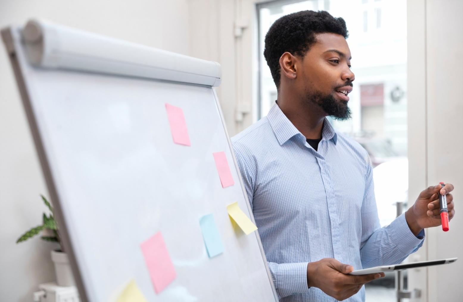 Suasana pelatihan analisis fundamental untuk tim korporat