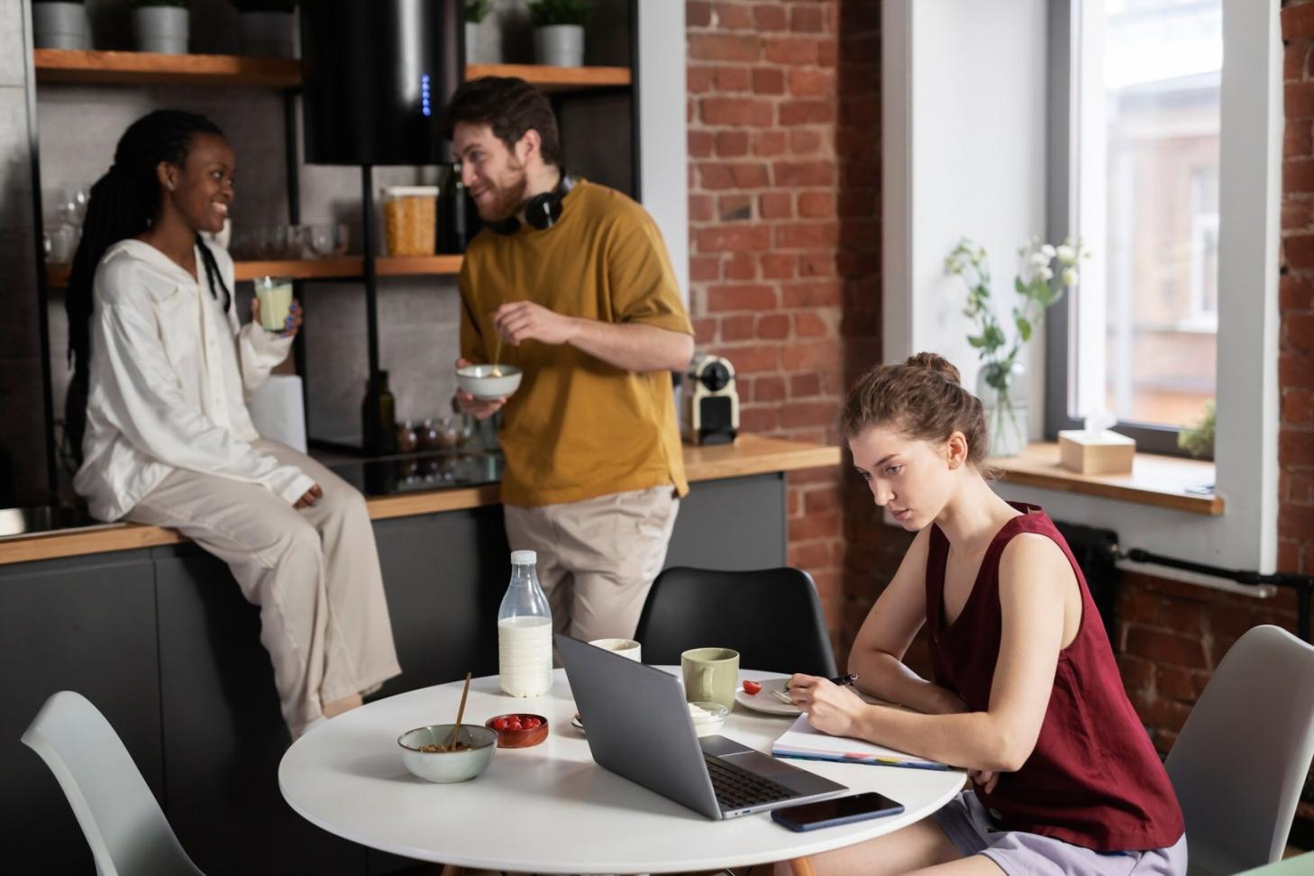 Tim Managetx sedang melakukan analisis data pasar finansial